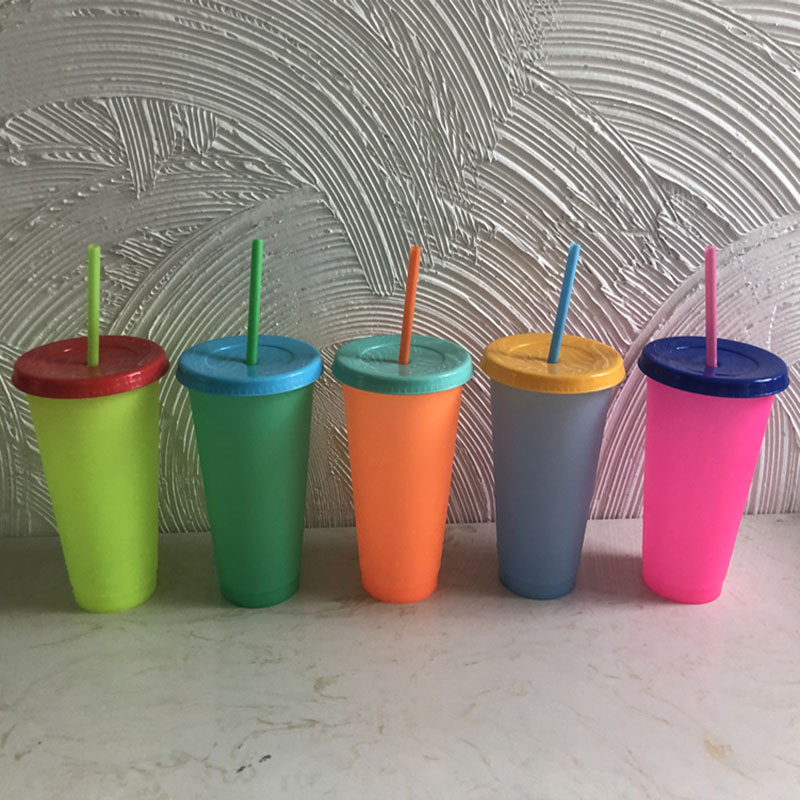 5 farver genanvendeligt plastikglas med låg og sugerør temperatur farveændring kold kop sommerdrink vandflaske 20 stk / parti
