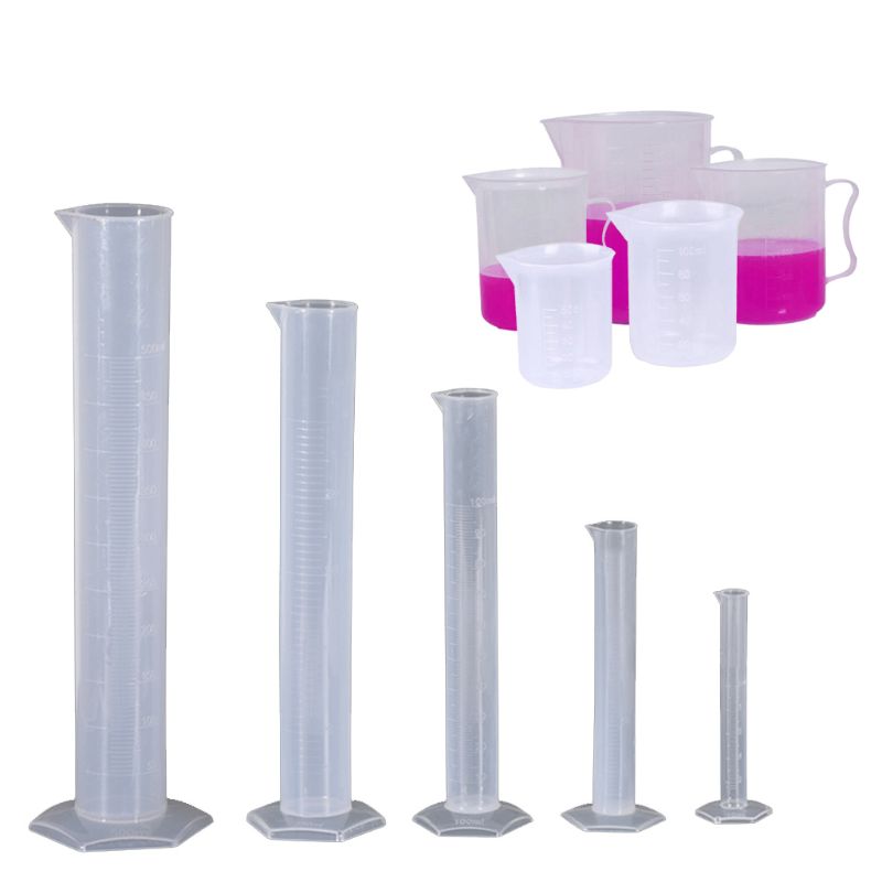 5 stk graderte sylindre i plast og 5 stk plastbegre  m17f