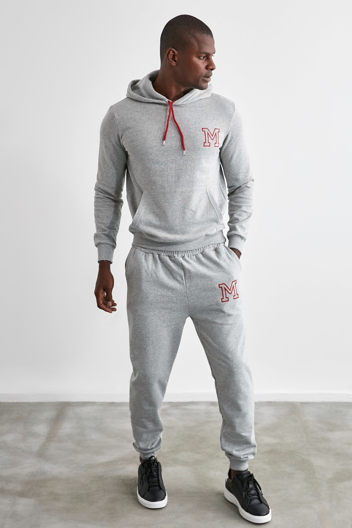 Trendyol Mannen Embroideried Hooded Regular Fit Trainingspak Team TMNAW21EM0084