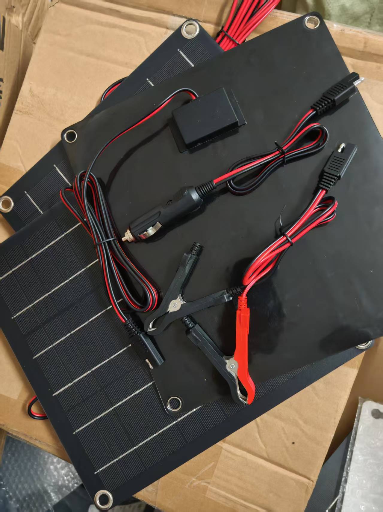 Wodoodporna ładowarka samochodowa solarna 12v panele słoneczne z kontrolerem do akumulatora samochodu ciężarowego, łodzi, kosiarki do trawy, przyczepy kempingowej, ciągnika