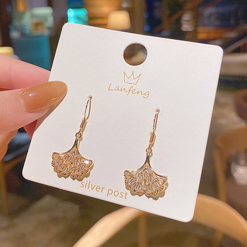 Luxuriöse ohrstecker aus 14k echten gold- und  s925 silbernadeln mit zirkonia-fassung in fächerform für damen