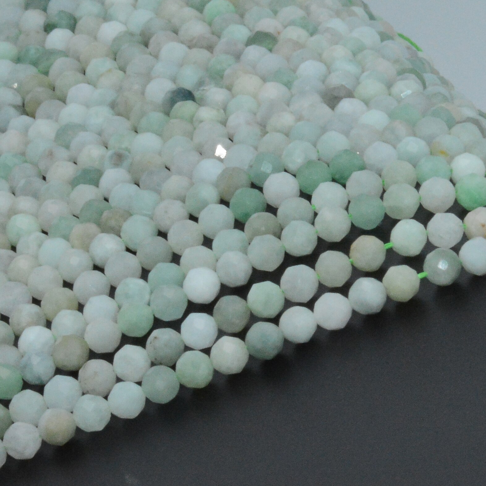 Natürliche Burma Jade Faceted Runde Perlen 4,5mm
