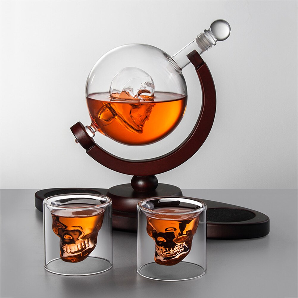 Whiskey Karaffe einstellen Schädel Wodka Globus Karaffe Mit 2 Gläser Schnaps Spender Mit Holz Ständer Für Scotch Bourbon