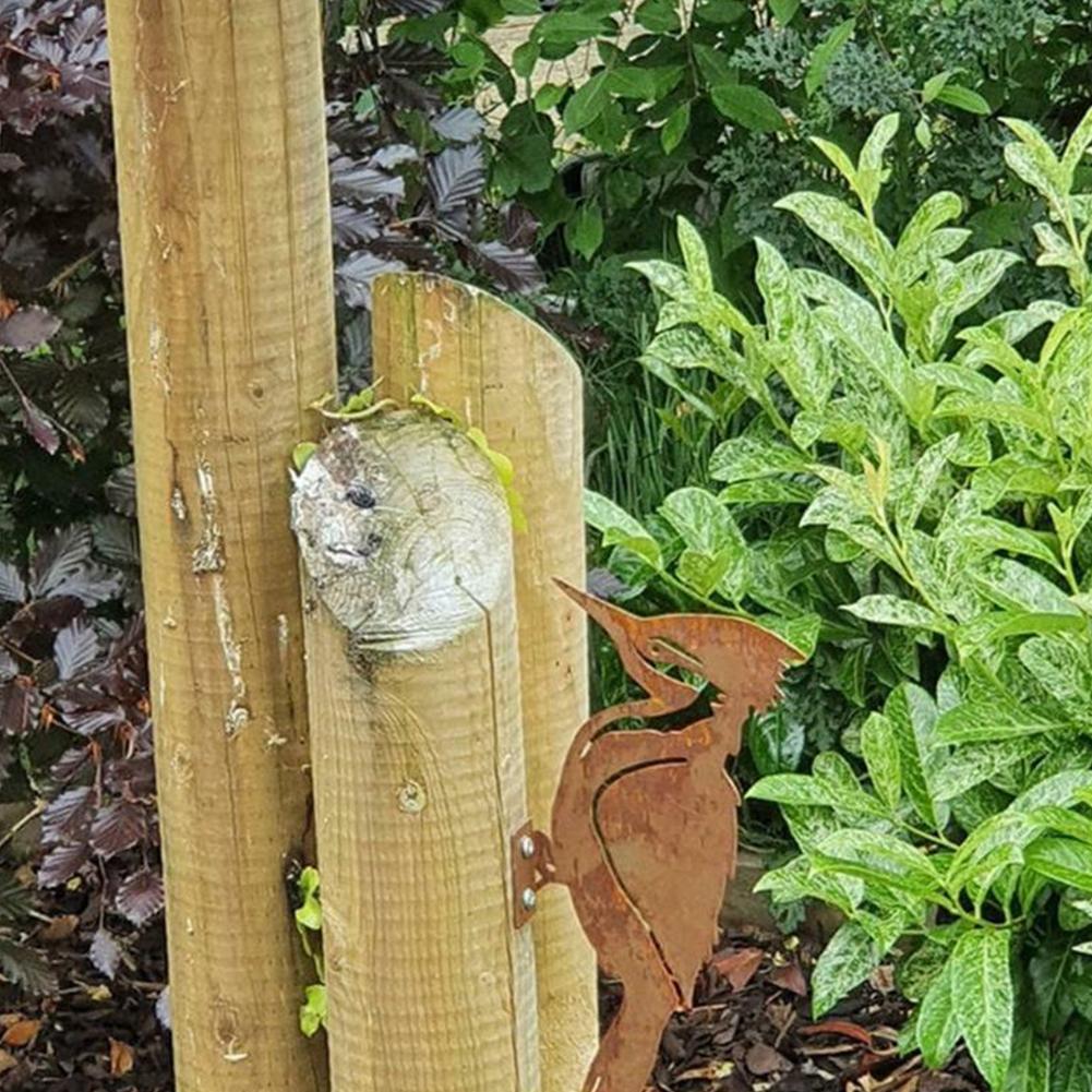 Havepæl stablet fugl rusten jernhåndværk fugleformet kunst silhuet skulptur udendørs havehegn dekoration