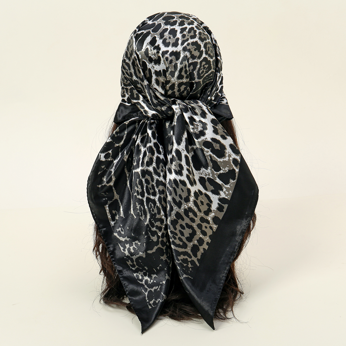 Seidenschal mit Leopardenmuster für -Luxusmarke, Halstuch, Hals, Kopf-/Haarschals, Bandana, Taschentuch, Kopftuch, 90 x 90 cm