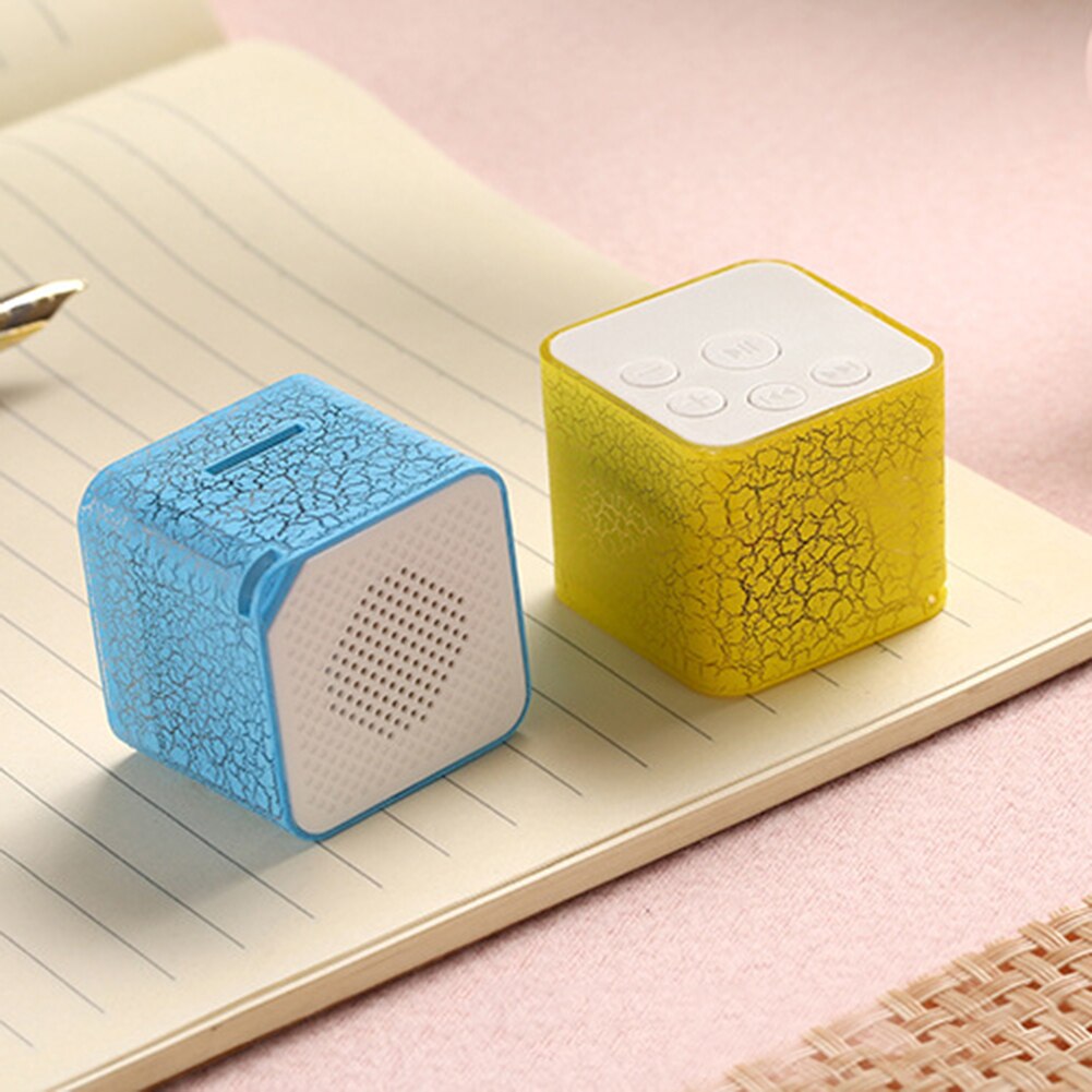 Altavoces estéreo portátiles con luz LED MP3, altavoz de viaje con reproductor de música, compatible con tarjeta TF, bonito para niños, triangulación de envíos