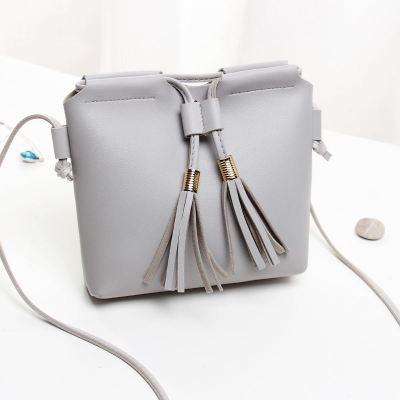 Shoulder Bag Product Ladies Bucket Type Pumping Tassel Bucket Bag Lady Small Bag Casual Retro PU Handbag: Light Grey