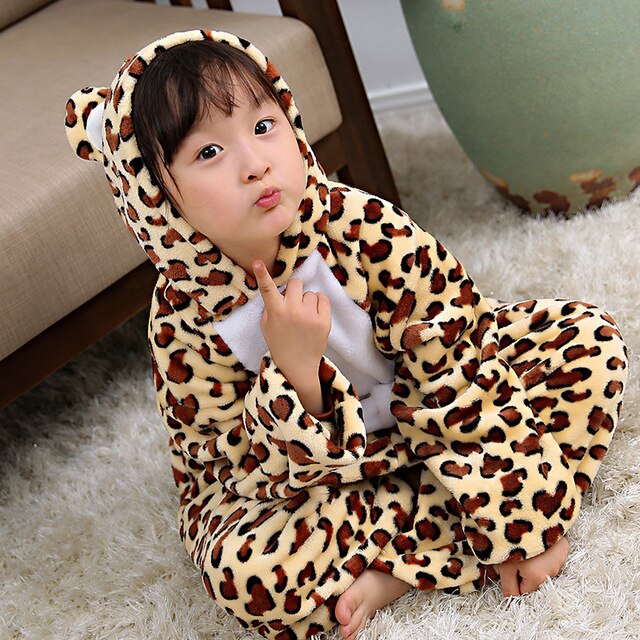 Zachte Leopard Bear Kids Kigurumi Animal Pyjama Rompers Flanel Een stuk Nachtkleding Jongens Cosplay Party Halloween Kostuum Jumpsuit