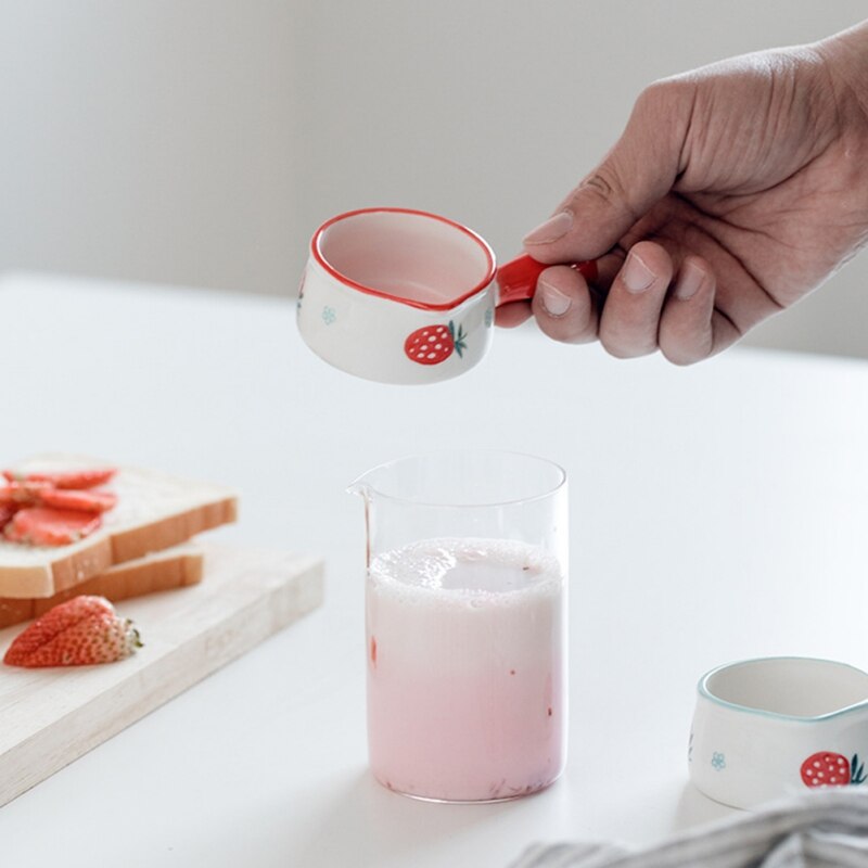 Recipiente cerámico para leche 50ML, cocina antiadherente, Mini olla para leche, utensilios de cocina, Cute jarra de leche de fresa con mango, platos de inmersión para ensalada