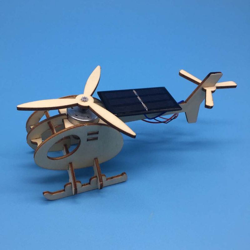3d monteer een op zonne-energie aangedreven helikoptervliegtuig met puzzeltechnologie van hout