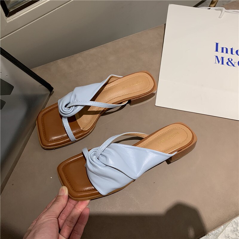 chaussures pour femmes d'été et sandales talons épais et talons bas croix match couleur chaussures plates et sandales en stock