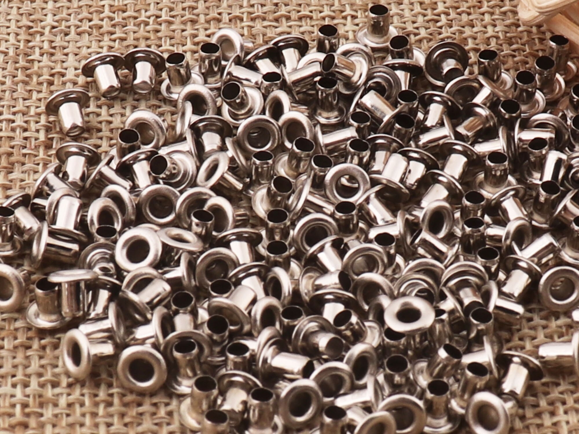 200Stck Mini Silber- Metall Ösen und Ösen Pro Stichworte,Nähen Ösen Tunnel Segeltuch Ösen Tasche Ösen