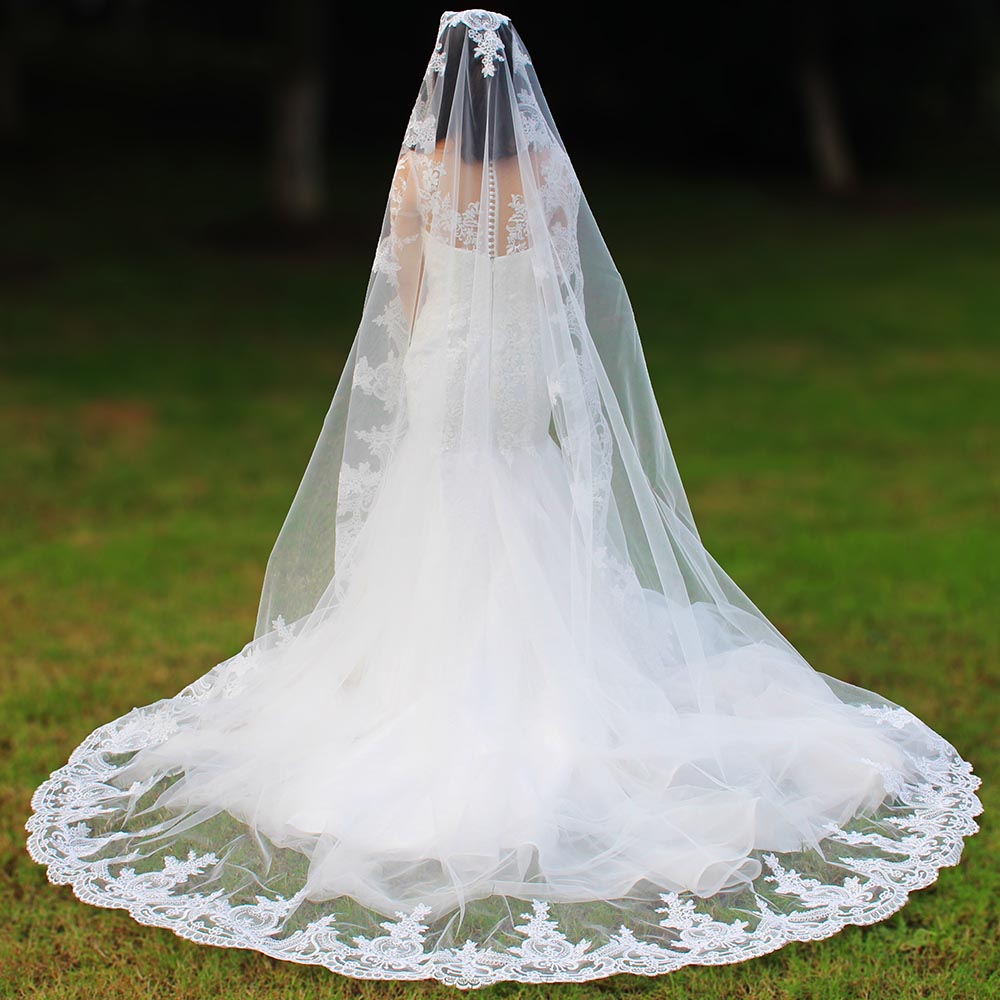 Fotos reales de velos de novia de una capa con borde de encaje, estilo capilla estilo bosque, con peine, largo velo de novia de tul blanco marfil.