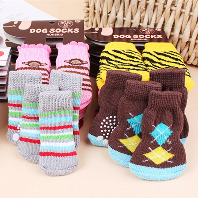 Calcetines antideslizantes de colores aleatorios para mascotas, calzas antideslizantes de dibujos animados para perros pequeños, 4 unidades