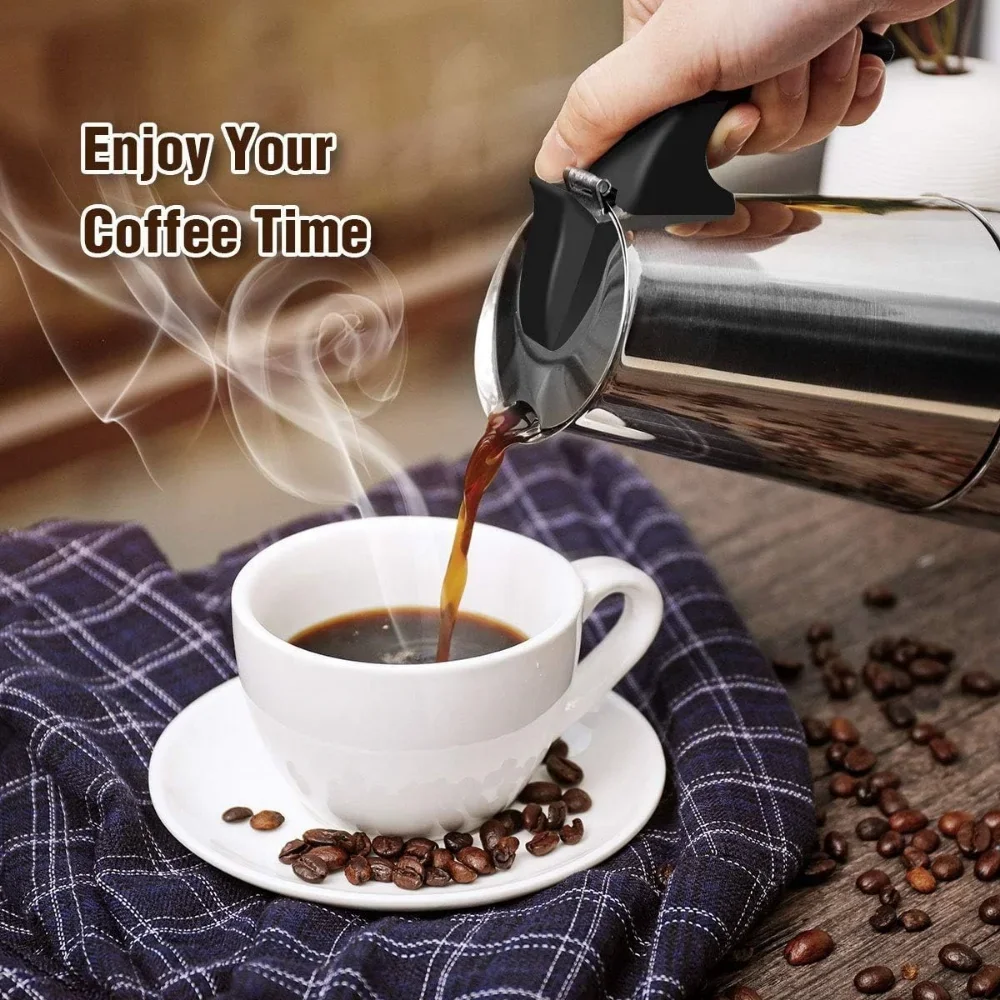 Koffie In Cups Van De Italiaanse Koffiezetter Espresso Twee Koffieslijm En Moka Koffiepot Stroomt Blauwe Kopjes Image164395219