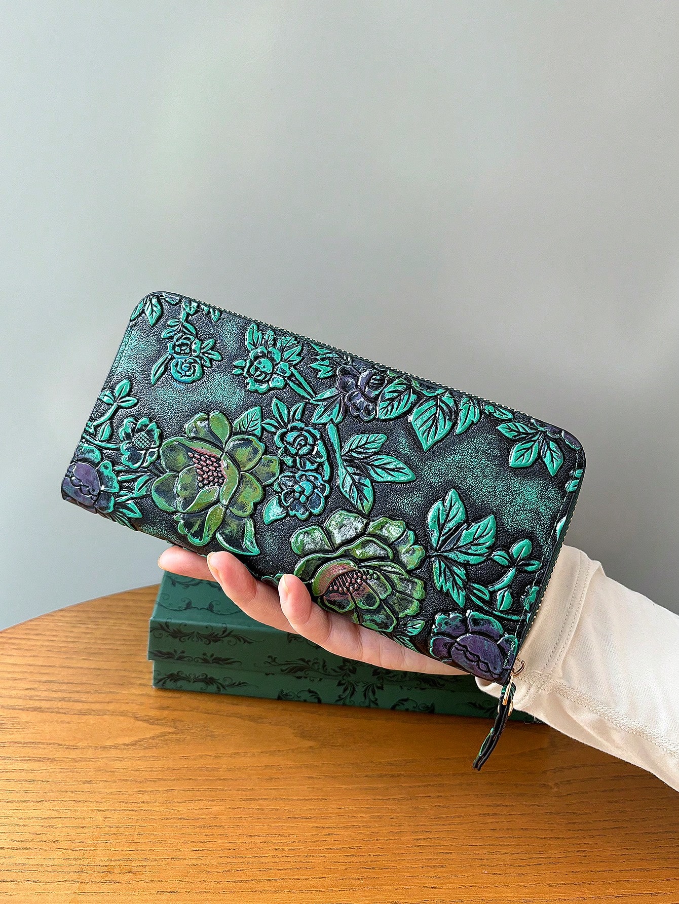 High-end retro carved long women's wallet, fashionable and leather carved flower wallet clutch, can hold mobile phone, m