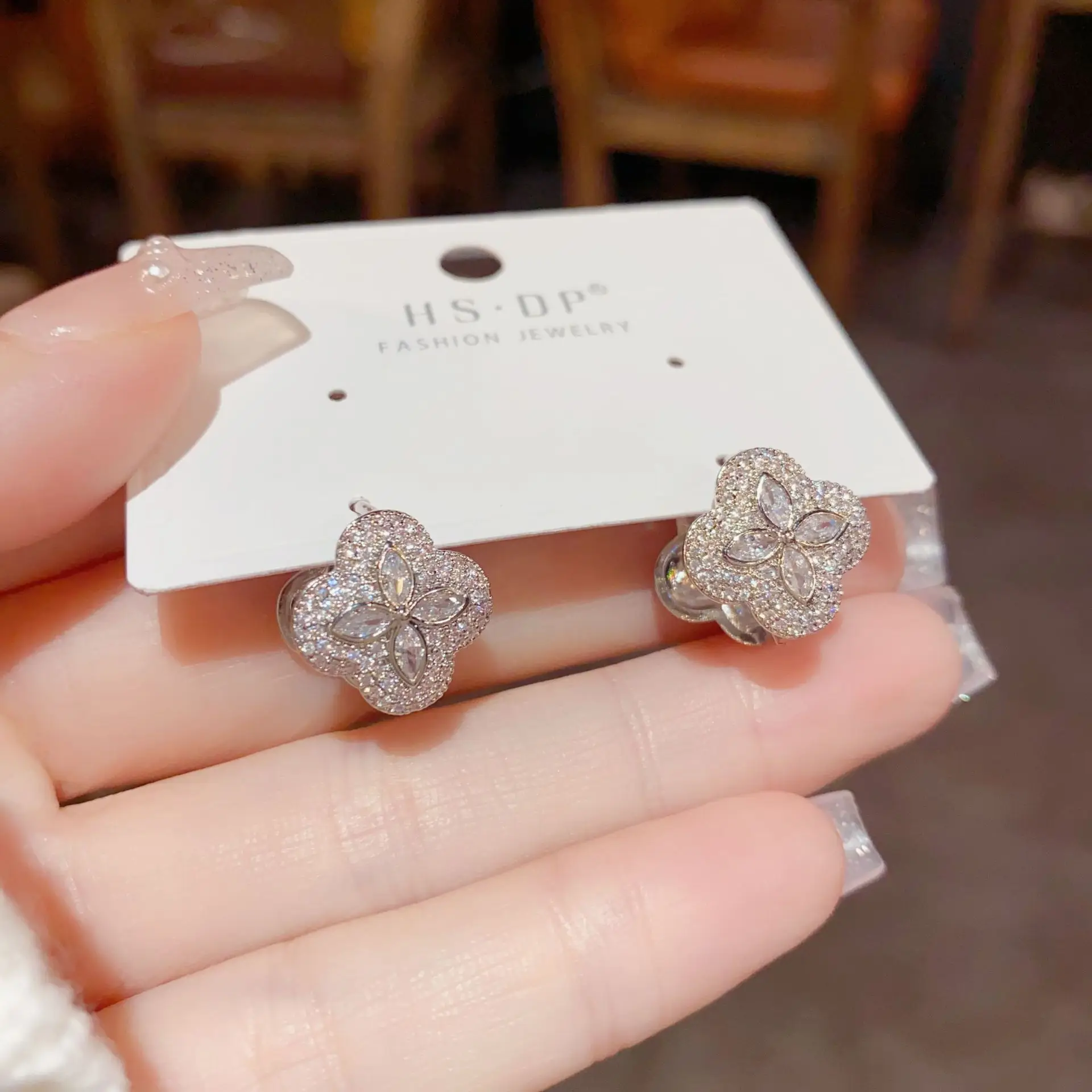 2024 Franse mode-sieraden 16 K vergulde zirkoon blad oorbellen oorbellen elegante vrouwen dagelijkse werk accessoires: Silver Plated