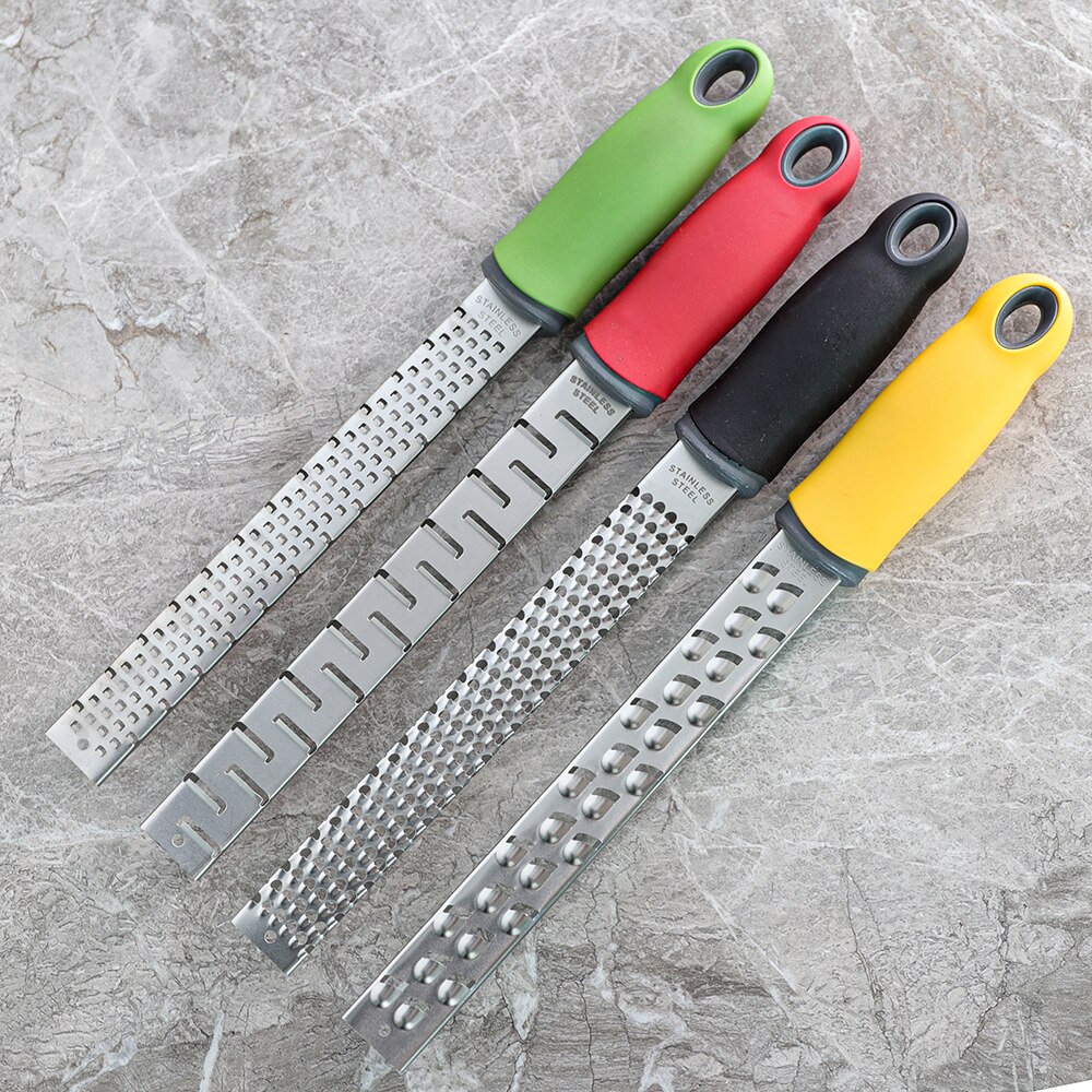 Skrobaczka robić skórki cytrynowej i tarka robić sera-parmezan, cytryna, imbir, czosnek, gałka muszkatołowa, czekolada, warzywa, owoce, narzędzia kuchenne