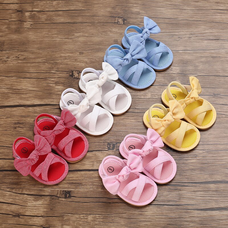 Scarpe da bambina per bambini sandali piatti per bambini sandali suola in gomma morbida Premium antiscivolo fiocco estivo punta d'onda pizzo scarpe da passeggio