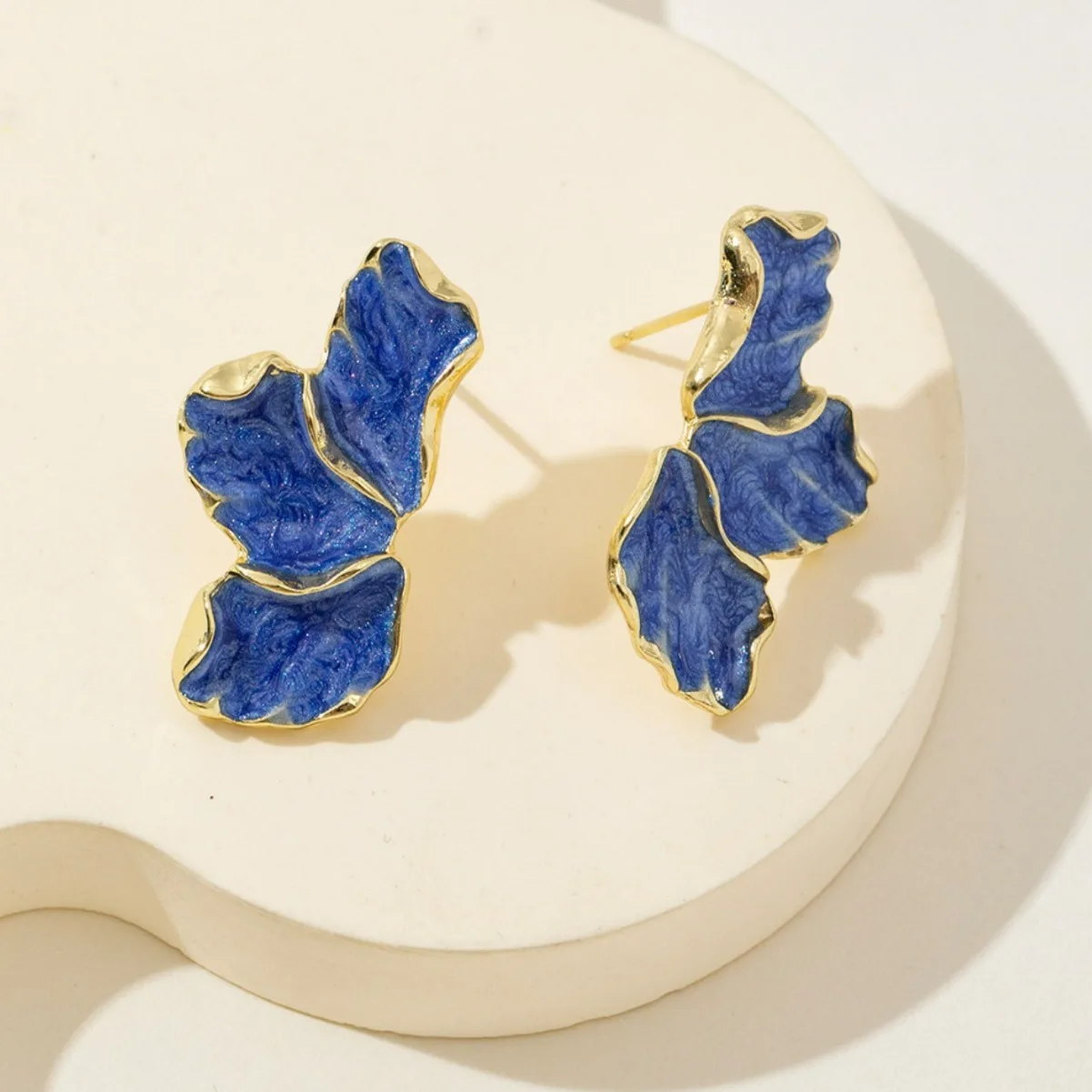 Pendientes de tuerca de color crema con flores de Metal para mujer, pendientes de poste irregulares chapados en Color dorado a la , pendientes llamativos de pesado: PLATEADO