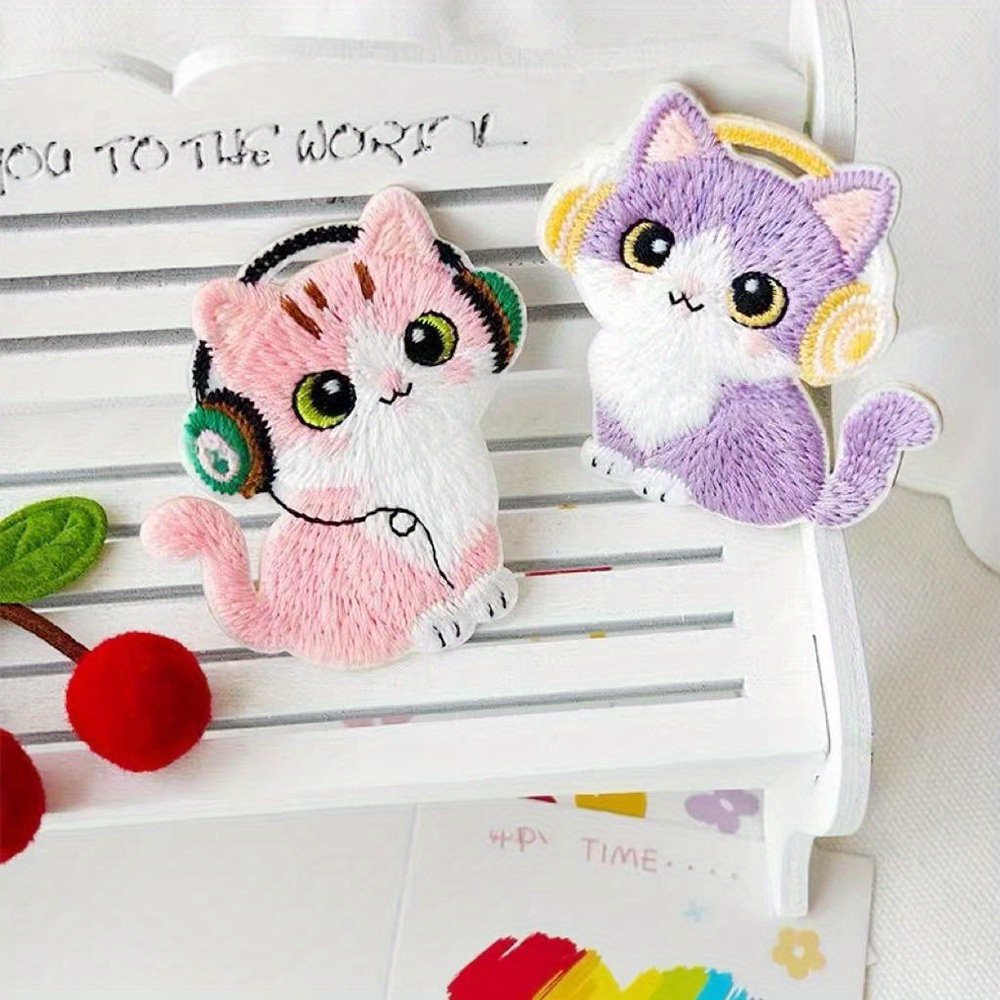Vier geassorteerde schattige cartoon kattenborduurpatches met hoofdtelefoon, grappige badges borduurwerk applique kledingsticker kledingdecor