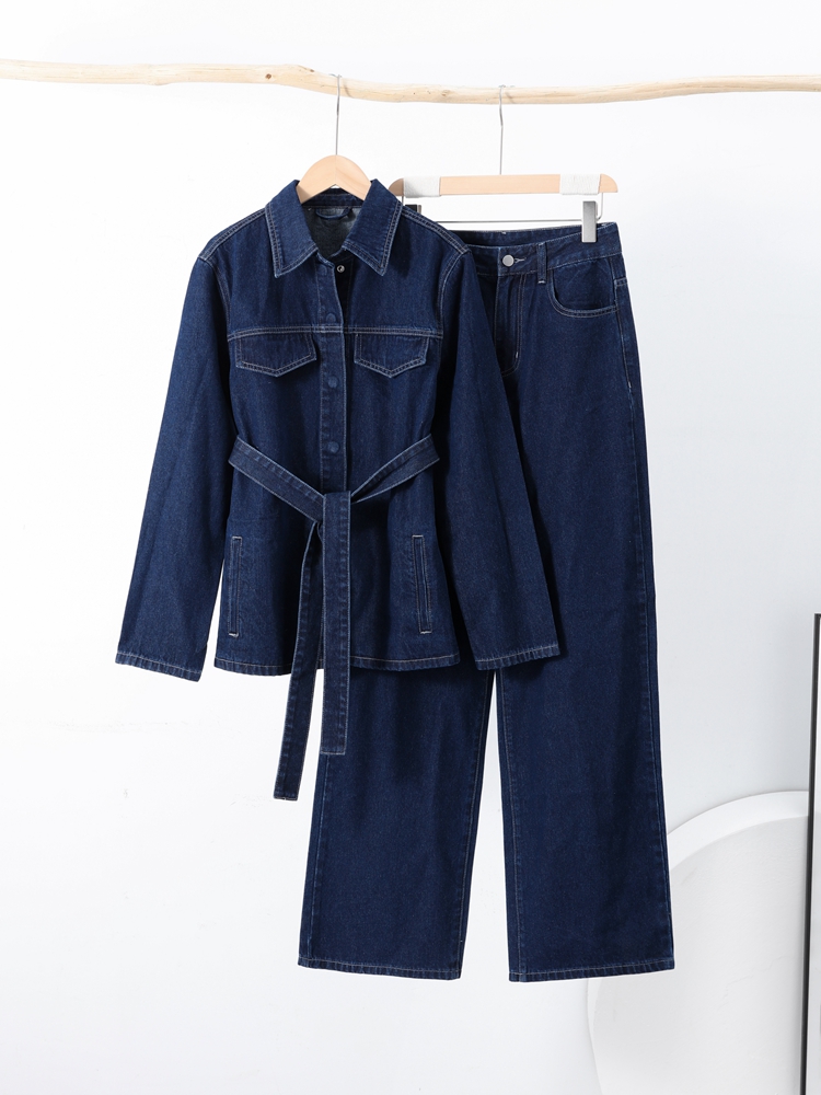 Vintage tweedelig denim set voor dames, bestaande uit een single-breasted jasje met revers en riem, en een bijpassende high-waist straight leg jeans. een casual outfit voor elke dag.
