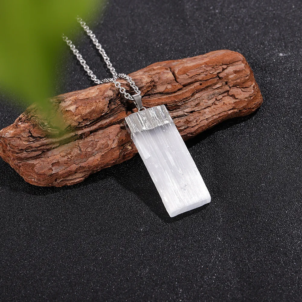 Amuleto de cristales curativos de Reiki con colgante rectangular plano de citrino amatista con incrustaciones de selenita cruda Natural con tapa chapada en oro: Verde claro