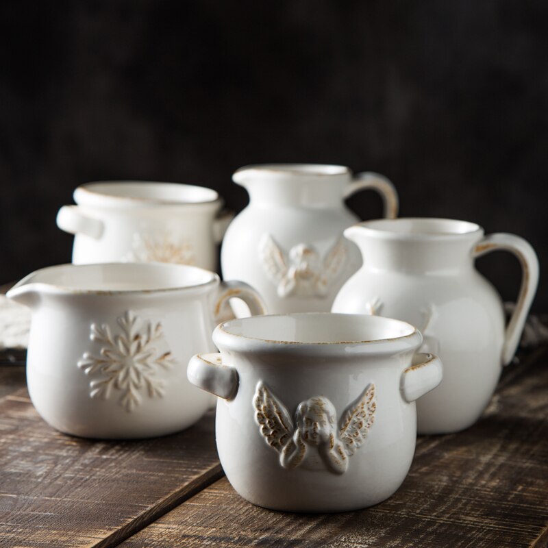 Antieke theekopjes porseleinen theepot drinkgerei theeserviezen melk koffiekopje wit retro afwerking reliëf engel rendier kerst