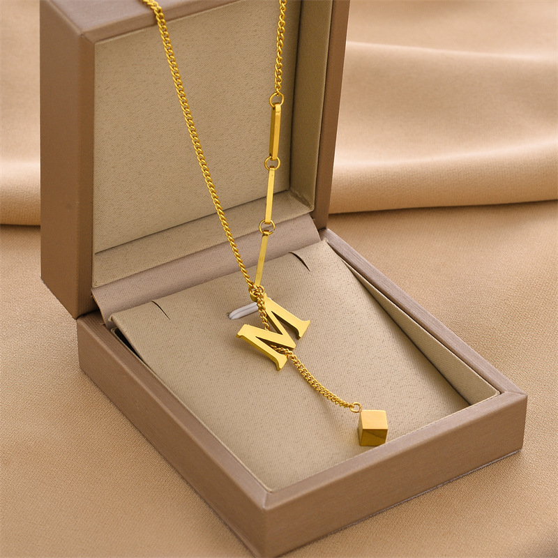 Collar con colgante de acero inoxidable con letra inicial para mujer, cadena de Color dorado a la , collares de clavícula con alfabeto de A-Z, de joyería