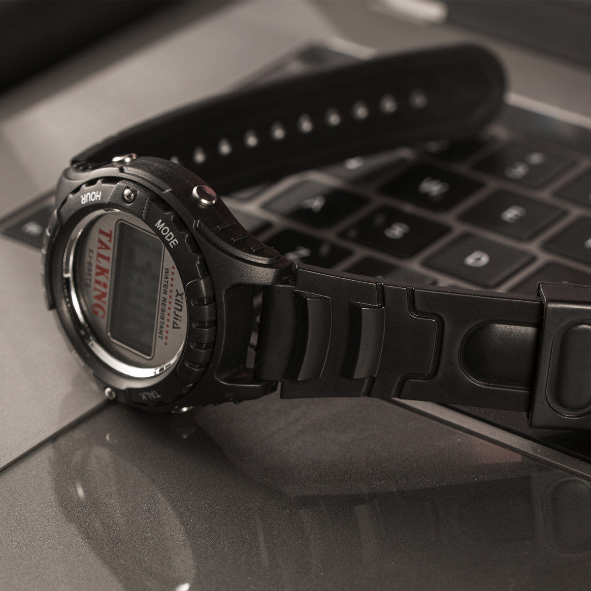 Montre parlante russe montres de sport électroniques numériques 695TN