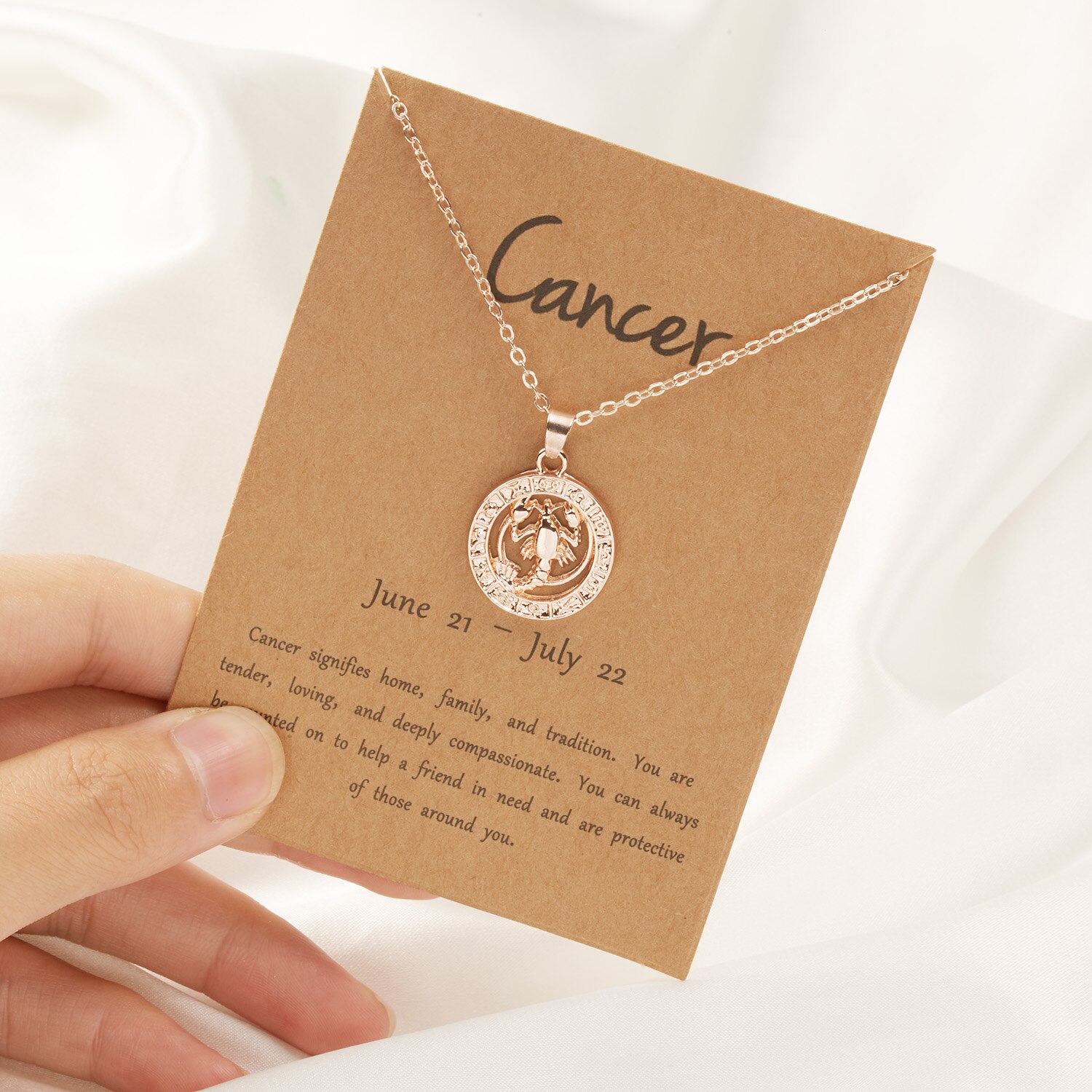 Trendige halsketten mit anhängern 12 sternzeichen-motiven in roségold für damen und herren – löwe-motiv, ideal als grußkarte, geburtstagsgeschenk oder familienschmuck.