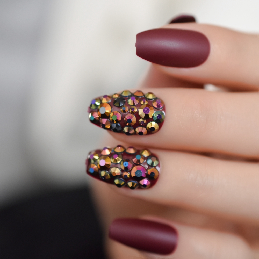 Rhinestone Matte Doodskist Korte Nagels Maroon Rood Kleurrijke Edelsteen Handgemaakte Nep Nagels Frosted Party Lady Nagels