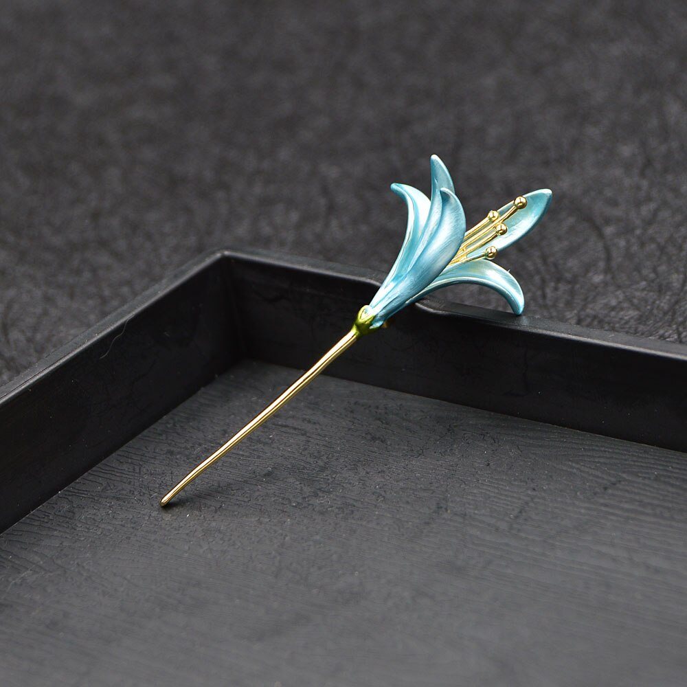 CINDY XIANG Enamel Lily Flower Brooches For Women Vivid Pin 2 Colors Available Summer Dress Pin Jewelry: light blue