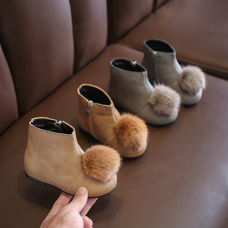 Cozullaa freundlicher herbst wildleder stiefeletten in unifarbe für babys und mädchen mit fellbommeln größe 21-30