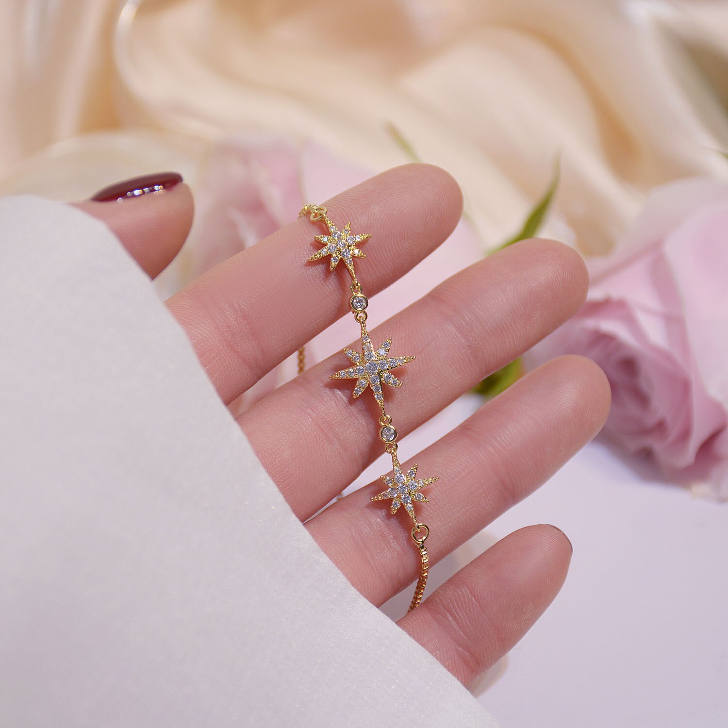 14k vergoldete, edle schmuckarmbänder mit zirkonia-sternen im mikro-fassung – luxusarmbänder für damen, ideal für partys und den alltag.