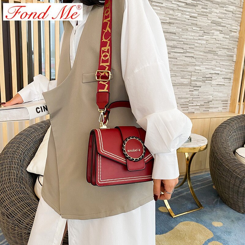 De bijpassende brede schouderband messenger bag