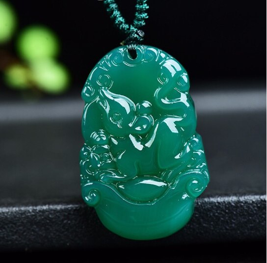 Colgante de signo del zodiaco chino de Jade de ágata verde Natural, accesorios de joyería, amuleto de la suerte tallado a mano,: Blanco