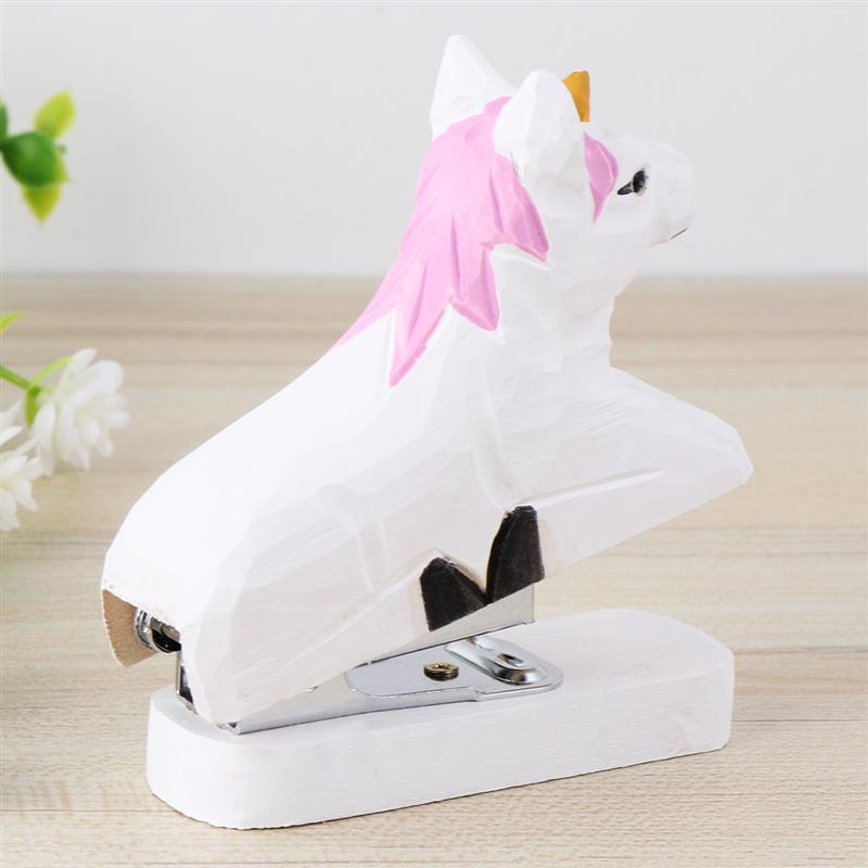 Mini agrafeuse en bois avec sculpture sur bois d'animaux créative 3D licorne pour papier, fournitures scolaires et de bureau décoration de bureau, envoyer des agrafes