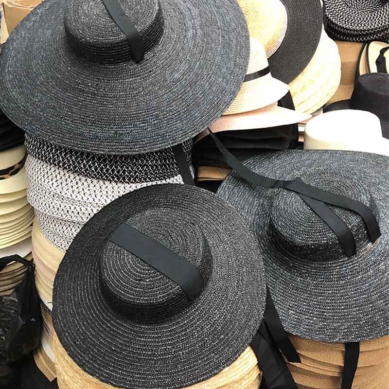 Håndlavet sort naturlig stråhat til mænd kvinder bandage bånd slips bred kant sol hat derby solbeskyttelse sommer strand hat: Helt sort / Randen 18cm(7.1 tommer)