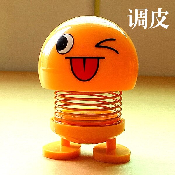 Śmieszne słodkie lalki twarzy pouruszająca głową lalka w samochodzie kreatywny samochód słodkie ozdoby wiosenne wyrażenie: naughty