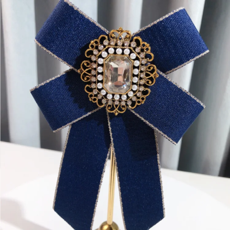 Britse Stijl Stof Strikje Broche Parel Kristal Overhemd Pak Kraag Pinnen Mode Stropdas Broches voor Vrouwen en Mannen Sieraden: Goud-kleur