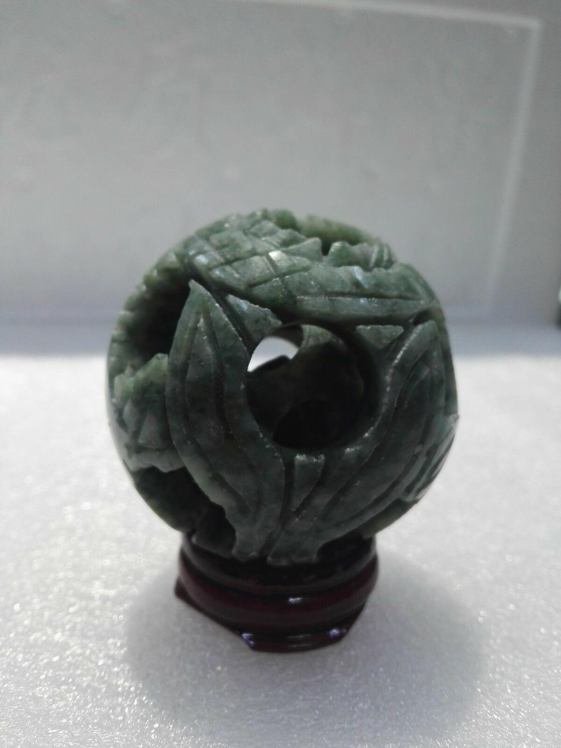 Natuurlijke Chinese Jade Bloem Magische Puzzel Bal 55 Mm + Stand