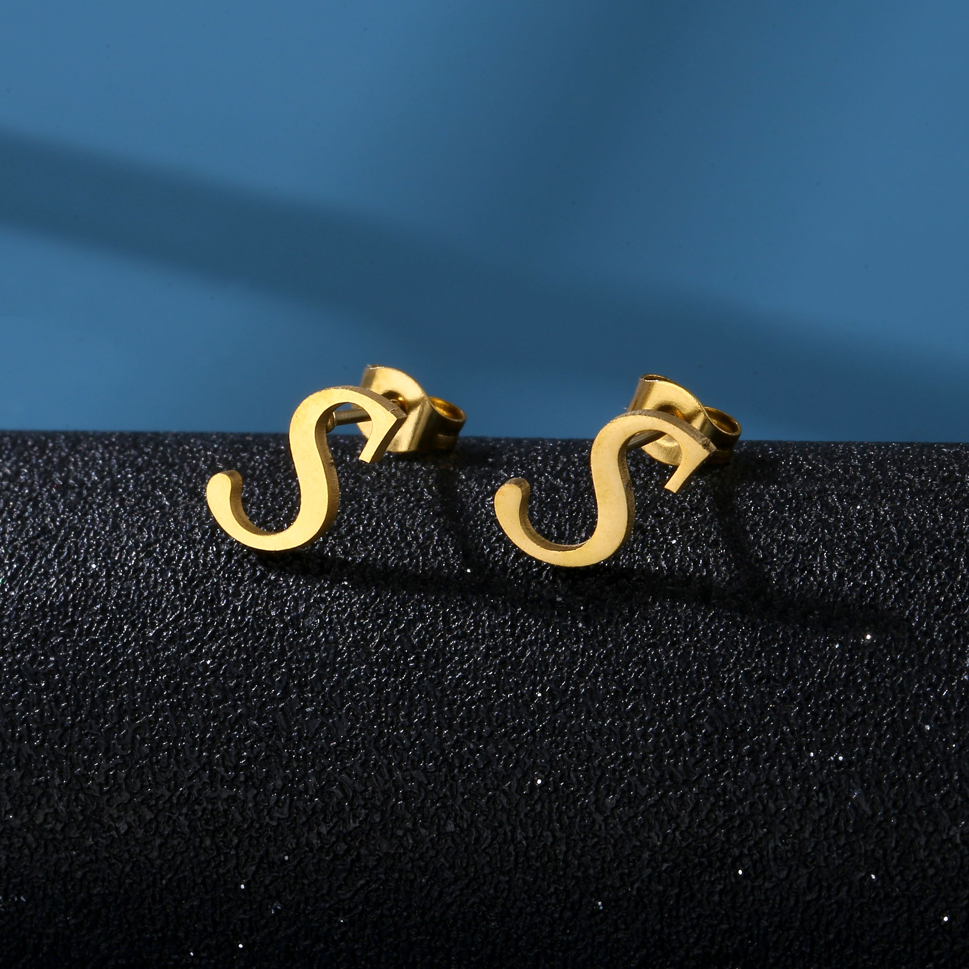 Boucles d'oreilles en acier inoxydable avec lettres initiales minuscules, à la , A/B/C/R/T, 26 lettres de l'alphabet, bijoux pour femmes et amis: Champagne Or