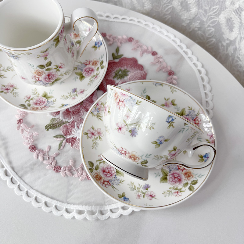 Klassieke koffiekop met schotel, afternoon tea dessertkop, engelse keramische koffiemok met camelia-stempelproces.