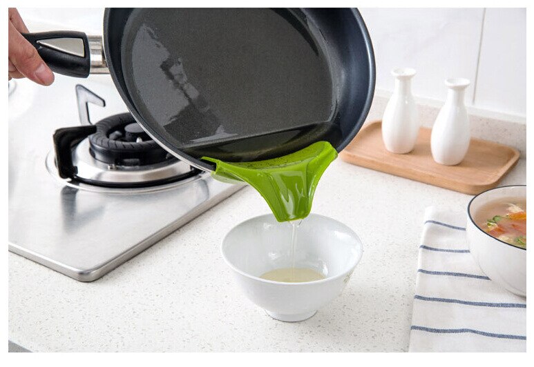 1PC Anti-spill Silicone Slip On Pour Soup Spout Funnel for Pots Pans and Bowls and Jars Kitchen Gadget Tool OK 0258