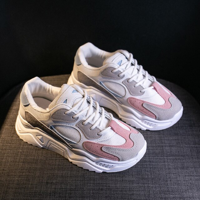 Canvas sneakers met veters in een brede pasvorm in felroze | Yours Clothing