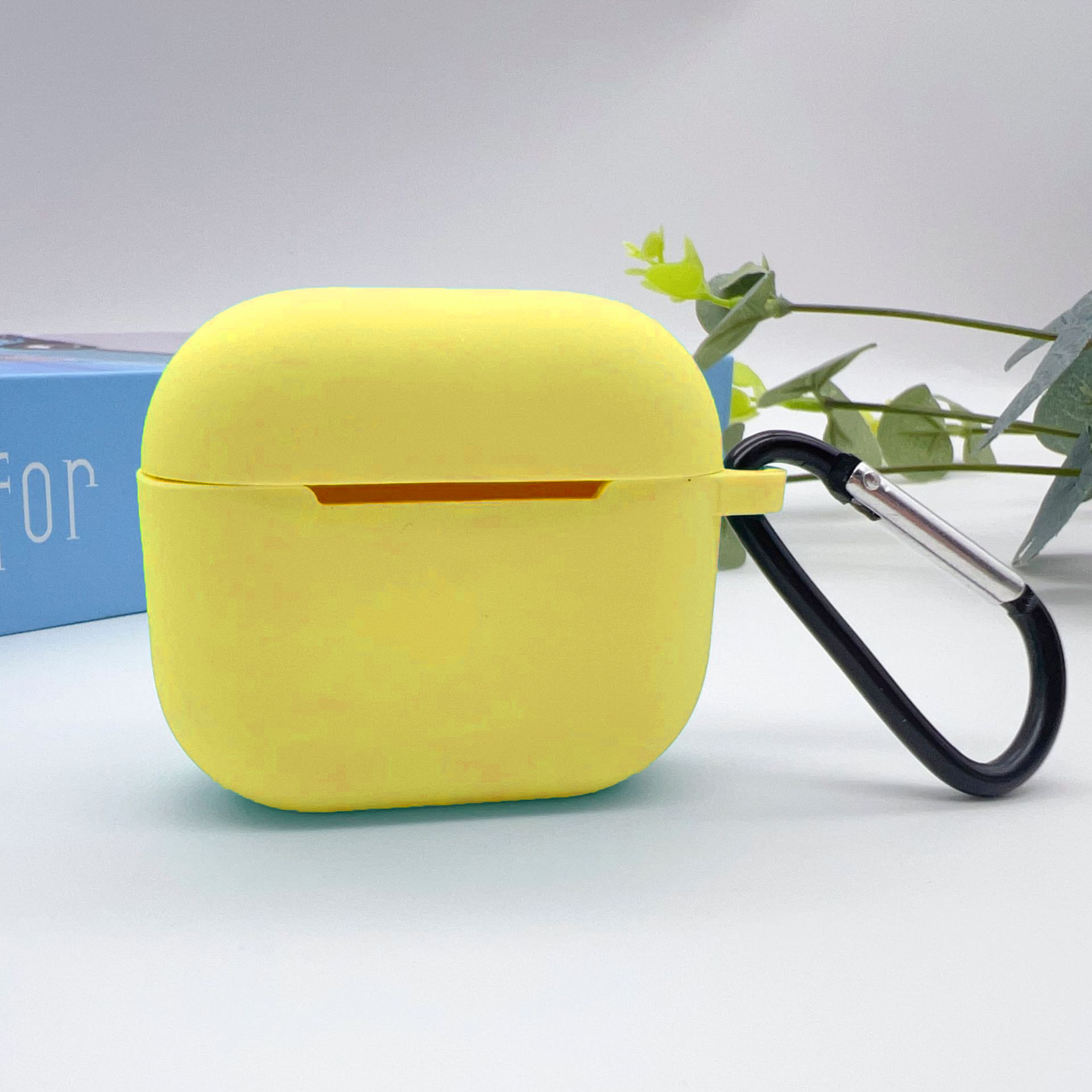 OUIO Funda para auriculares inalámbricos Funda protectora de cobertura total con hebilla colgante, funda para auriculares de gel de sílice para AirPods 4: YELLOW
