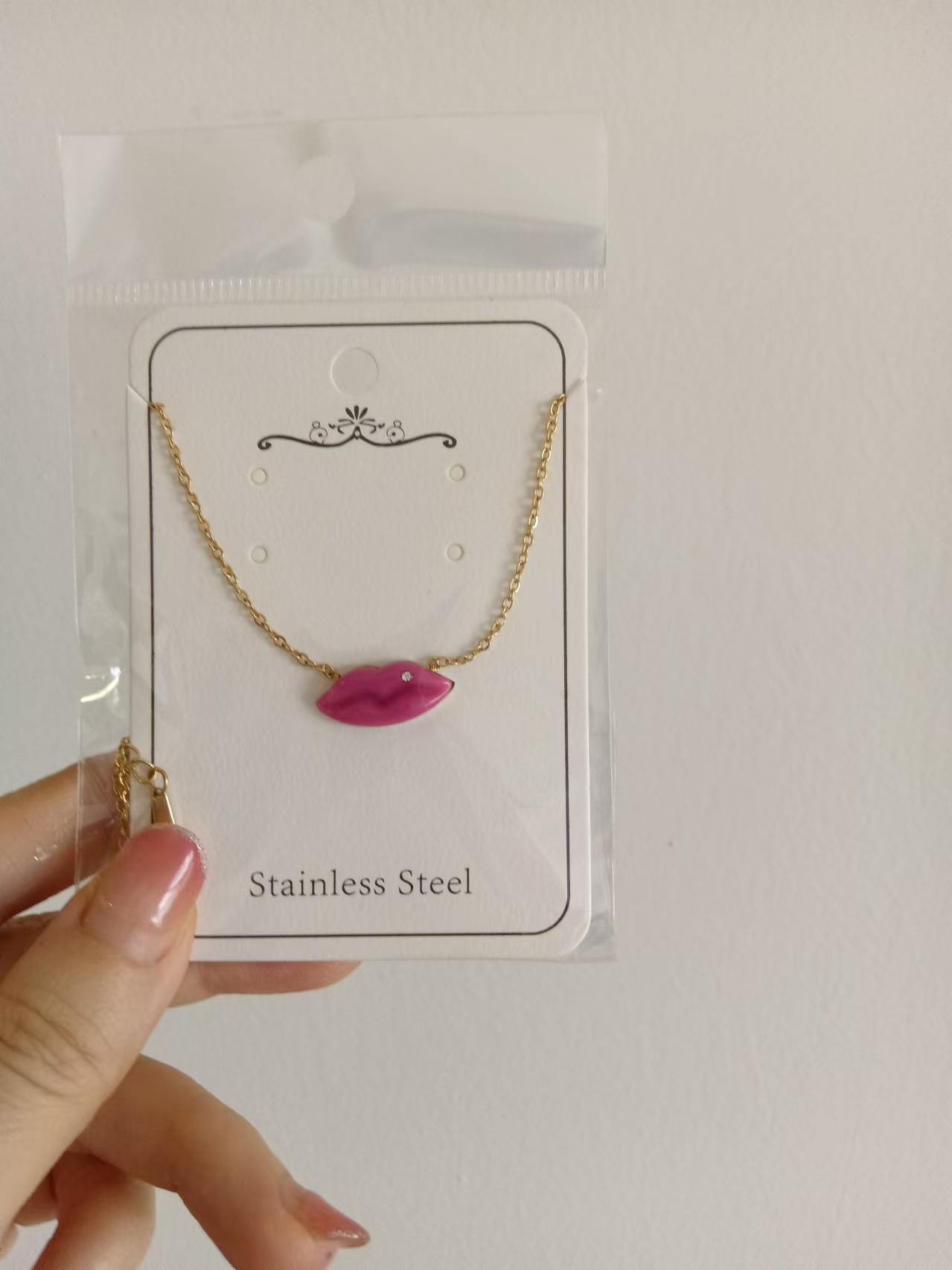 2025 Ins nouvelle en acier inoxydable lèvre rouge pendentif chaîne collier en acier bouche médaillon charme étanche bijoux directe