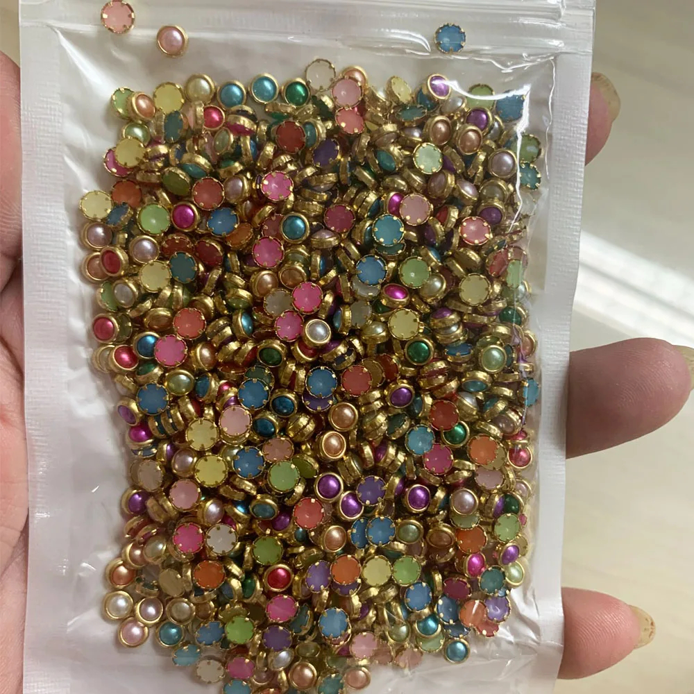 1000 STKS 4mm mix kleur Parel Klinknagel Mini Parel Edelstenen met Gouden Accent Velgen 3D Nail Art Plaksteen Bling Edelstenen Hars Acryl Plat