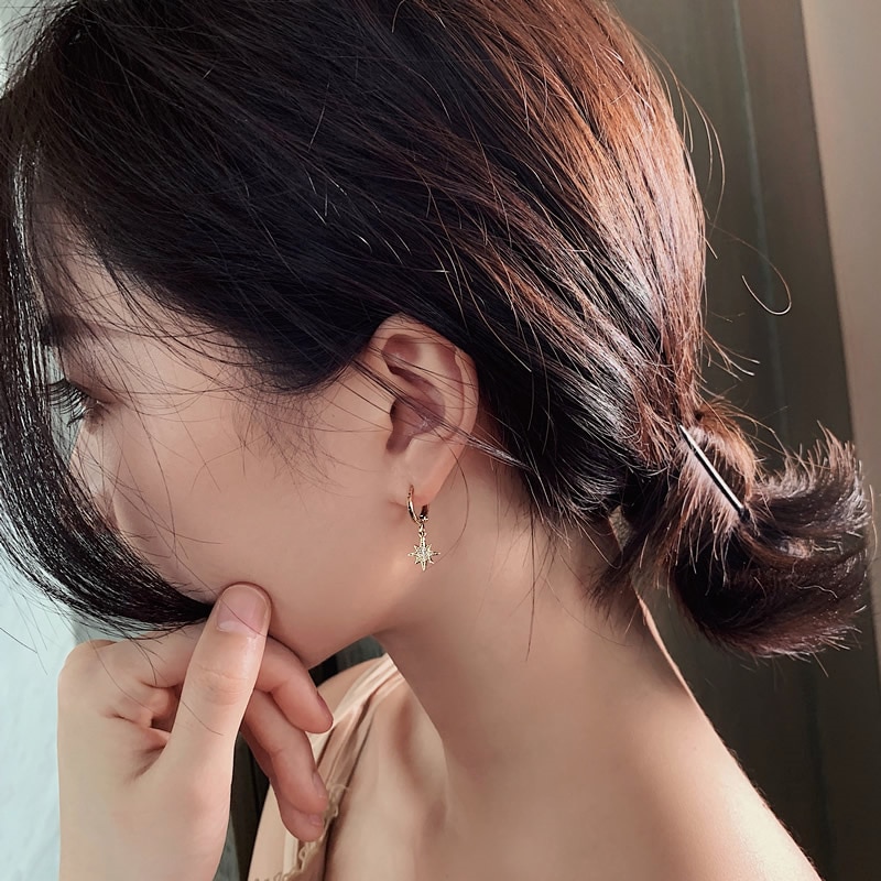 SIPENGJEL-pendientes colgantes asimétricos de media luna para mujer, joyería minimalista delicada, Huggies simples,